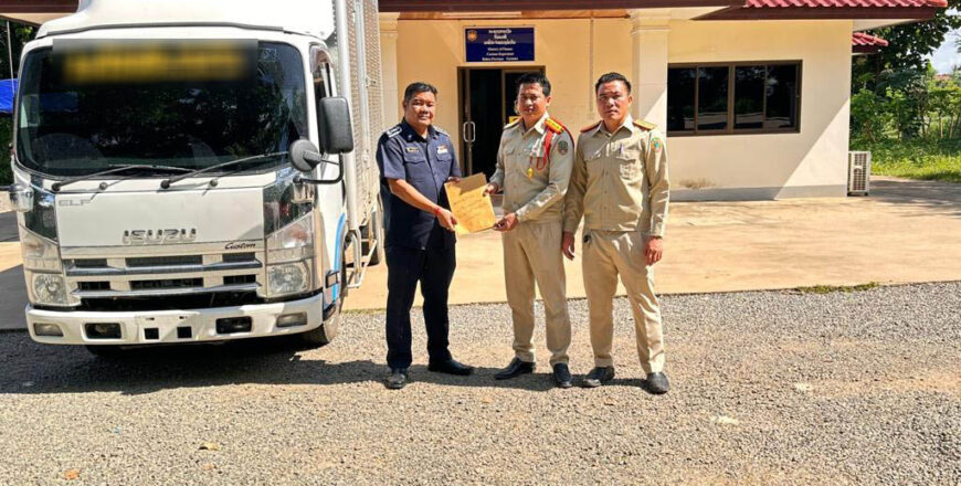 ມອບລົດບັນທຸກ 6 ລໍ້ ທີ່ບໍ່ມີເອກະສານ ໃຫ້ເຈົ້າໜ້າທີ່ພາສີ ແຂວງບໍ່ແກ້ວ ດຳເນີນການສືບສວນ-ສອບສວນ