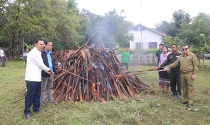 ເມືອງ​ໂຂງ ທຳ​ລາຍ​ອາ​ວຸດ​ລ່າ​ເນື້ອ ແລະ ວັດ​ຖຸ​ຕ້ອງ​ຫ້າມ ເກືອບ 500 ລາຍການ