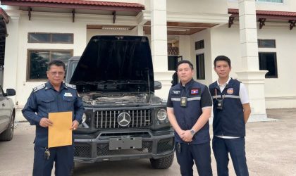 ຢຶດລົດ Mercedes Benz ບໍ່ມີເອກະສານຖືກຕ້ອງ