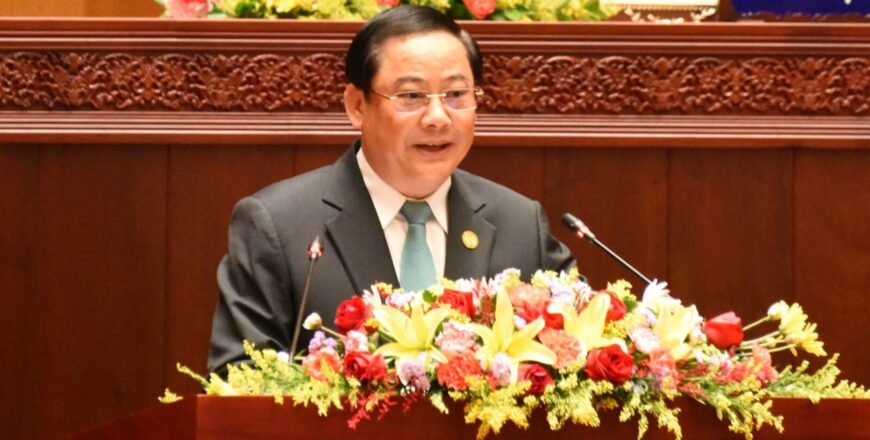 ນາຍົກ ລາຍງານສະພາບການເຄື່ອນໄຫວວຽກງານພົ້ນເດັ່ນກາງສະໄໝ 5 ປີ ແລະ ທິດທາງແຜນການທ້າຍປີ 2025 ໃນກອງປະຊຸມສະພາ