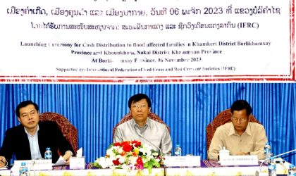 ອົງການກາແດງແຫ່ງຊາດ ມອບເງິນຊ່ວຍເຫລືອໃຫ້ປະຊາຊົນ ທີ່ໄດ້ຮັບຜົນກະທົບຈາກໄພນຳ້ຖ້ວມ