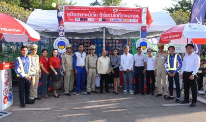 ຄະນະກຳມະການຄຸ້ມຄອງຄວາມປອດໄພທາງຖະໜົນ ເປີດບຸດໂຄສະນາກົດລະບຽບຈະລາຈອນທີ່ບຸນພະທາດຫລວງວຽງຈັນ