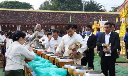 ຊາວພຸດຮ່ວມໃສ່ບາດ ສືບສານປະເພນີ ບຸນທາດຫລວງວຽງຈັນ ປະຈຳປີ 2023