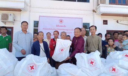 ອົງການກາແດງ ນວ ມອບເຄື່ອງຊ່ວຍເຫລືອບັນເທົາທຸກໃຫ້ຄອບຄົວຜູ້ທຸກຍາກ ຂາດເຂີນ ຢູ່ເມືອງໄຊເສດຖາ ແລະ ຫາດຊາຍຟອງ