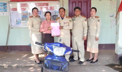 ຕຳຫລວດຈະລາຈອນ ປກສ ແຂວງວຽງຈັນ ມອບລົດຈັກທີ່ຖືກຄົນຮ້າຍລັກໄປ ມາຄືນໃຫ້ເຈົ້າຂອງເດີມ
