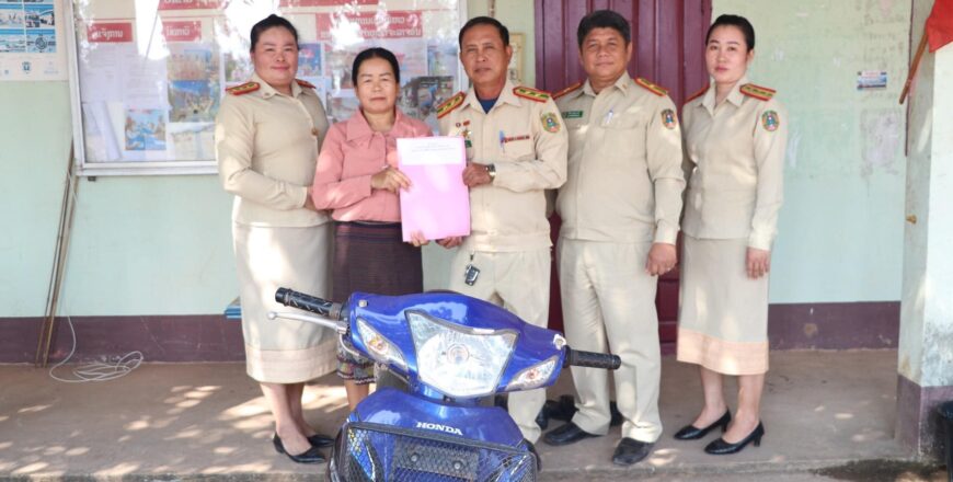 ຕຳຫລວດຈະລາຈອນ ປກສ ແຂວງວຽງຈັນ ມອບລົດຈັກທີ່ຖືກຄົນຮ້າຍລັກໄປ ມາຄືນໃຫ້ເຈົ້າຂອງເດີມ