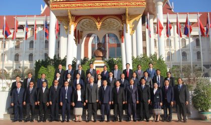 ຄະນະນຳນະຄອນຫລວງ ວາງກະຕ່າດອກໄມ້ຮູບຫລໍ່ປະທານ ໄກສອນ ພົມວິຫານ ເພື່ອລະນຶກເຖິງຄວາມກະຕັນຍູຮູ້ບຸນຄຸນ