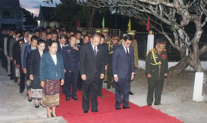 ການນຳແຂວງເຊກອງ ວາງພວງມາລາ ແລະ ກະຕ່າດອກໄມ້ ສະຫລອງວັນຊາດ ຄົບຮອບ 48 ປີ