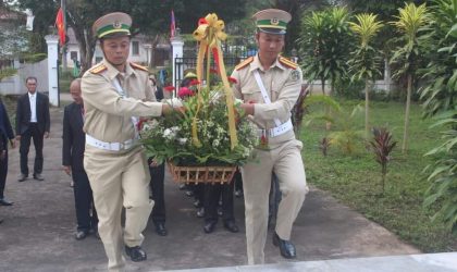 ການນຳ ພັກ-ລັດ ແຂວງຜົ້ງສາລີ ວາງກະຕ່າດອກໄມ້ຢູ່ອະນຸສາວະລີ ປະທານ ໄກສອນ ພົມວິຫານ