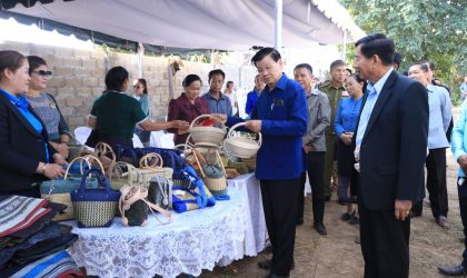 ປະທານປະເທດ ເຄື່ອນໄຫວຢ້ຽມຢາມ ແລະ ເຮັດວຽກຢູ່ແຂວງວຽງຈັນ ພ້ອມເນັ້ນໃຫ້ແກ້ໄຂບັນຫາວິກິດການເງິນໃນປັດຈຸບັນ