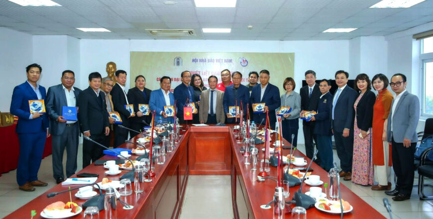 ປະທານສະມາຄົມນັກຂ່າວ ແຫ່ງ ສປປ ລາວ ເຂົ້າເຮ່ວມ ແລກປ່ຽນບົດຮຽນການຄຸ້ມຄອງການຫັນສື່ມວນຊົນເປັນດີຈີຕອນ