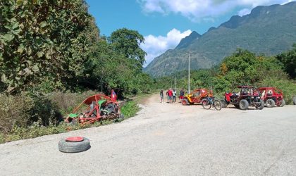ເກີດອຸບັດຕິເຫດນັກທ່ອງທ່ຽວຂັບລົດ “ບັ໋ກກີ່” ເສຍຫລັກແລ້ວປີ້ນລົງຂ້າງທາງ ເສຍຊີວິດຄາທີ່
