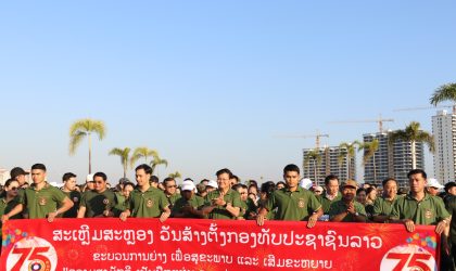 ທ່ານ ປະທານປະເທດ ເຂົ້າຮ່ວມຂະບວນຍ່າງເພື່ອສຸຂະພາບຄວາມສາມັກຄີເປັນປຶກແຜ່ນລະຫວ່າງກອງທັບ ແລະ ປະຊາຊົນລາວ
