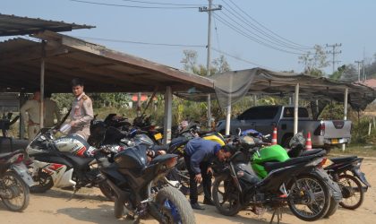 ປກສ ເມືອງ ຕົ້ນເຜິ້ງ ສຶກສາອົບຮົມໄວໜຸ່ມລະເມີດລະບຽບການສັນຈອນ ແລະ ຜູ້ດັດແປງສະພາບເຕັກນິກລົດ ພ້ອມທັງກັກລົດ 15 ຄັນ