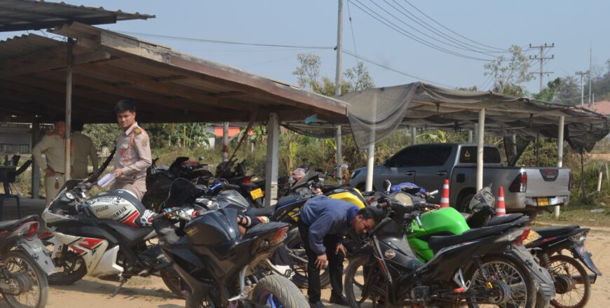 ປກສ ເມືອງ ຕົ້ນເຜິ້ງ ສຶກສາອົບຮົມໄວໜຸ່ມລະເມີດລະບຽບການສັນຈອນ ແລະ ຜູ້ດັດແປງສະພາບເຕັກນິກລົດ ພ້ອມທັງກັກລົດ 15 ຄັນ