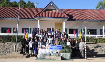 ລັດຖະມົນຕີກະຊວງການເງິນ ພ້ອມດ້ວຍການນຳພັກ-ລັດ ມອບເຄື່ອງອຸປະໂພກ- ບໍລິໂພກ ແລະ ເງິນຈຳນວນໜຶ່ງ ໃຫ້ບັນດາກົມກອງ ຢູ່ແຂວງຫົວພັນ