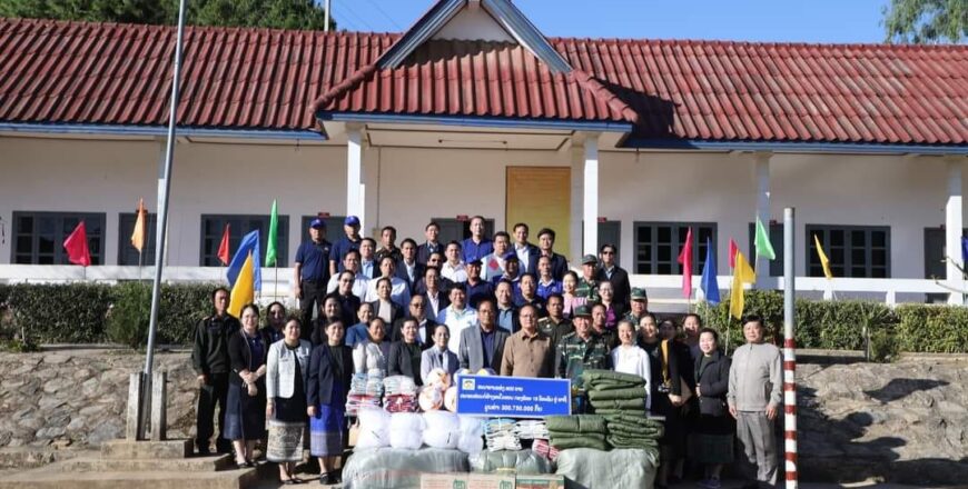 ລັດຖະມົນຕີກະຊວງການເງິນ ພ້ອມດ້ວຍການນຳພັກ-ລັດ ມອບເຄື່ອງອຸປະໂພກ- ບໍລິໂພກ ແລະ ເງິນຈຳນວນໜຶ່ງ ໃຫ້ບັນດາກົມກອງ ຢູ່ແຂວງຫົວພັນ