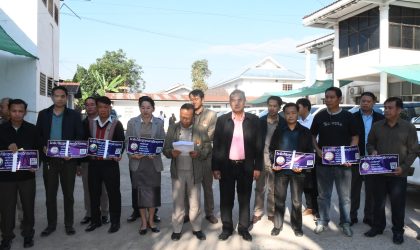 ການເງິນ ໄຊຍະບູລີ ຕິດສະຕິກເກີ QR code ໃສ່ລົດບໍລິຫານຂອງລັດ ເພື່ອຕິດຕາມຄຸ້ມຄອງການນຳໃຊ້ລົດລັດໃຫ້ຖືກຕ້ອງ