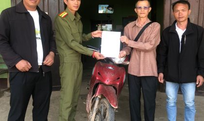 ປກສ ແຂວງບໍ່ແກ້ວ ມອບລົດຈັກ 2 ຄັນ ທີ່ຖືກຄົນຮ້າຍລັກໄປ ຄືນໃຫ້ເຈົ້າຂອງເດີມ