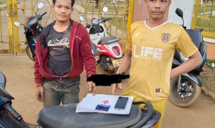 ເຈົ້າໜ້າທີ່ ປກສ ກັກກວດຄົ້ນລົດຈັກຊາຍໜຸ່ມ 2 ຄົນ ພົບຢາບ້າຊຸກເຊື່ອງໃນຊອງຢາສູບ