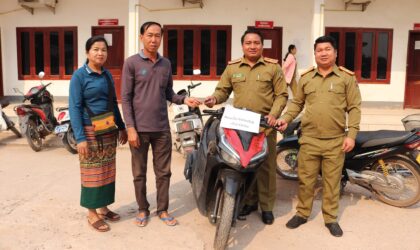 ປກສ ຫລວງນ້ຳທາ ມອບລົດຈັກ 3 ຄັນ ທີ່ຖືກຄົນຮ້າຍລັກໄປ ຄືນໃຫ້ເຈົ້າຂອງເດີມ