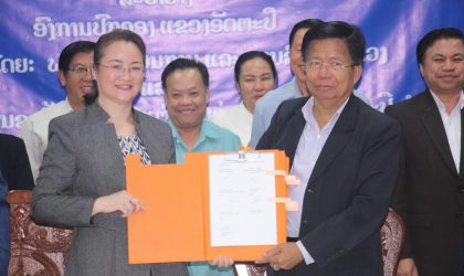 ອັດຕະປື ເຊັນສັນຍາໃຫ້ນັກລົງທຶນຂຸດຄົ້ນ ແລະ ປຸງແຕ່ງຫີນອ່ອນ ເນື້ອທີ່ 4 ເຮັກຕາ ມູນຄ່າການລົງທຶນ 50 ຕື້ກີບ