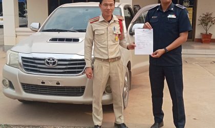 ມອບລົດກະບະວີໂກ ບໍ່ມີເອກະສານ 1 ຄັນ ໃຫ້ເຈົ້າໜ້າທີ່ກອງກວດກາພາສີ ດຳເນີການສືບສວນ-ສອບສວນ
