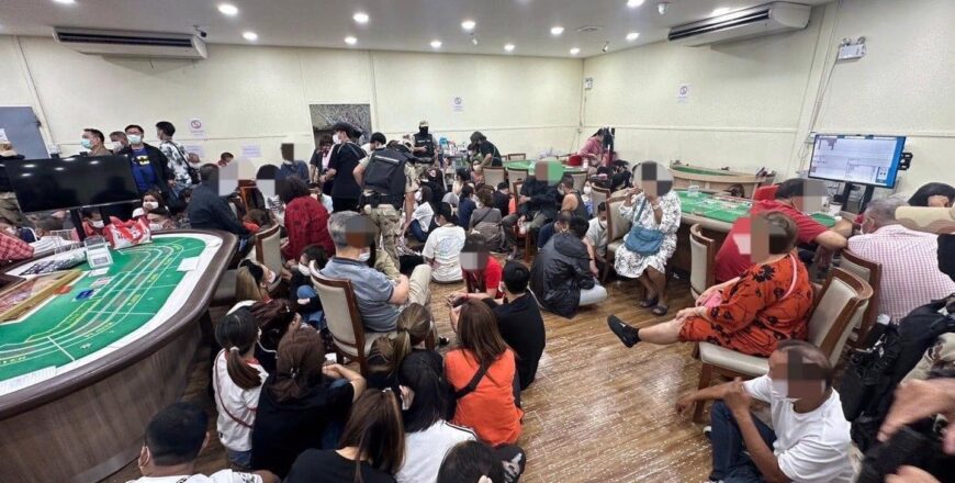 ເຈົ້າໜ້າທີ່ໄທ! ບຸກເຂົ້າກວດຄົ້ນຄາຊີໂນແຫ່ງໜຶ່ງຢູ່ບາງໃຫຍ່ ແລະ ຈັບຜູ້ຫລິ້ນການພະນັນ 300 ຄົນ