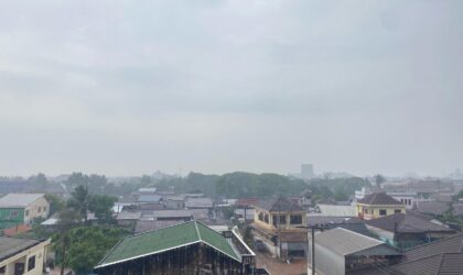 ຊຸ່ມເຢັນ! ອາກາດມື້ນີ້ມີຝົນຕົກ ແລະ ຈະມີລົມພັດແຮງເປັນບາງໂອກາດຢູ່ບາງທ້ອງຖິ່ນໃນແຕ່ລະພາກ