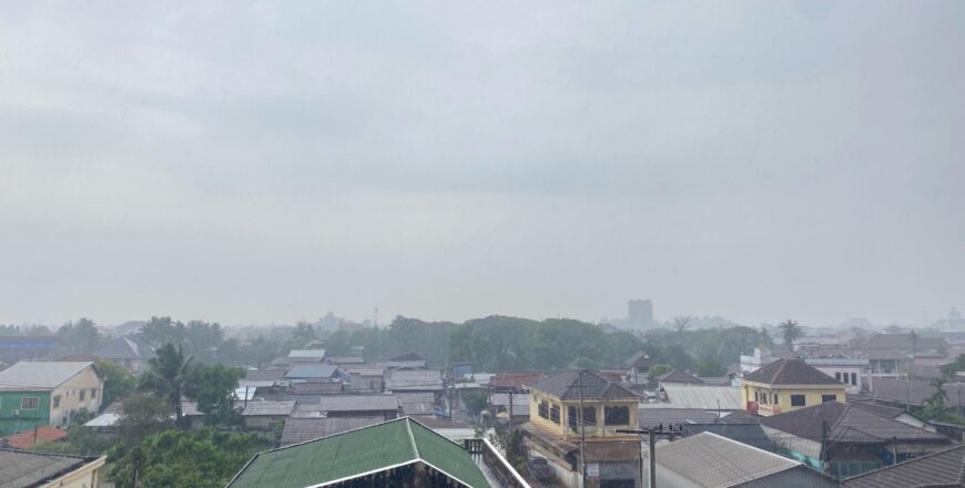 ຊຸ່ມເຢັນ! ອາກາດມື້ນີ້ມີຝົນຕົກ ແລະ ຈະມີລົມພັດແຮງເປັນບາງໂອກາດຢູ່ບາງທ້ອງຖິ່ນໃນແຕ່ລະພາກ ຊຸ່ມເຢັນ! ອາກາດມື້ນີ້ມີຝົນຕົກ ແລະ ຈະມີລົມພັດແຮງເປັນບາງໂອກາດຢູ່ບາງທ້ອງຖິ່ນໃນແຕ່ລະພາກ