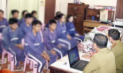ປກສ ຄຳມ່ວນ ກັກຕົວກຸ່ມແກ້ງມົ່ວສຸມ ຄ້າ-ຂາຍ ໃບກະທ່ອມ 13 ຄົນ ມາສຶກສາອົບຮົມ