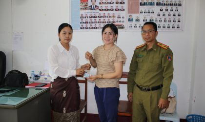 ມອບສາຍຄໍຄຳ ໜັກ 1 ບາດ ທີ່ພົນລະເມືອງດີເກັບໄດ້ ມາຄືນໃຫ້ເຈົ້າຂອງເດີມ