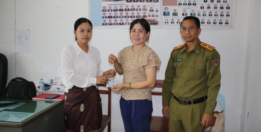ມອບສາຍຄໍຄຳ ໜັກ 1 ບາດ ທີ່ພົນລະເມືອງດີເກັບໄດ້ ມາຄືນໃຫ້ເຈົ້າຂອງເດີມ
