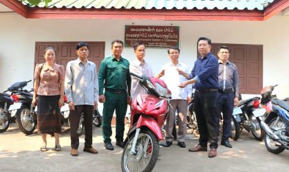 ມອບລົດຈັກ 13 ຄັນ ໃຫ້ 3 ເມືອງ ຢູ່ແຂວງອຸດົມໄຊ ໂຄງການຫລຸດຜ່ອນທາດອາຍເຮືອນແກ້ວ ຈາກການທຳລາຍປ່າໄມ້