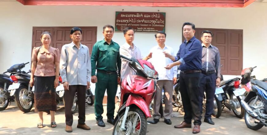 ມອບລົດຈັກ 13 ຄັນ ໃຫ້ 3 ເມືອງ ຢູ່ແຂວງອຸດົມໄຊ ໂຄງການຫລຸດຜ່ອນທາດອາຍເຮືອນແກ້ວ ຈາກການທຳລາຍປ່າໄມ້