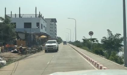 ຍັງພົບເຫັນລົດຂີ່ສວນເລນຂຶ້ນ ເສັ້ນທາງ One way ແຄມຂອງ ສ່ຽງກໍ່ໃຫ້ເກີດອຸປະຕິເຫດ
