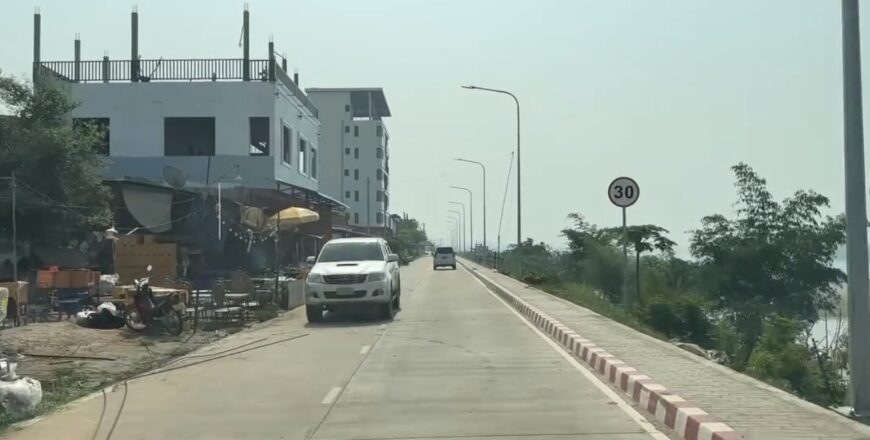 ຍັງພົບເຫັນລົດຂີ່ສວນເລນຂຶ້ນ ເສັ້ນທາງ One way ແຄມຂອງ ສ່ຽງກໍ່ໃຫ້ເກີດອຸປະຕິເຫດ