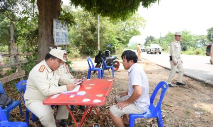 ຈະລາຈອນ ເມືອງສັງທອງ ເຂັ້ມງວດກວດກາຄວາມຖືກຕ້ອງຍານພາຫະນະ ໃນໄລຍະສະຫລອງປີໃໝ່ລາວ ພສ 2567