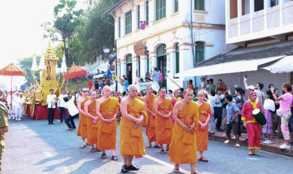 ຊາວຫລວງພະບາງອັງເຊີນອົງພຣະບາງພຸດທະຣາວັນລົງຫົດສົງໃນໂອກາດບຸນປີໃໝ່ລາວ ພສ 2567