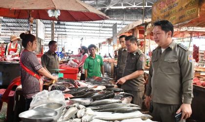ເຈົ້າໜ້າທີ່ກວດກາການຄ້າ ແຂວງຈໍາປາສັກ ລົງກວດກາສິນຄ້າ ຢູ່ຕະຫລາດໃໝ່ປາກເຊ ເພື່ອຄວບຄຸມລາຄາສິນບໍ່ໃຫ້ເໜັງຕີງແຮງໃນໄລຍະບຸນປີໃໝ່ລາວ