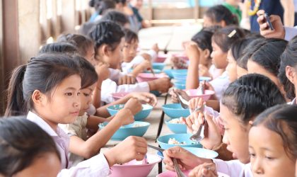 ມີໂຮງຮຽນ 248 ແຫ່ງ ຢູ່ແຂວງຄຳມ່ວນ ແລະ ສະຫວັນນະເຂດ ໄດ້ເຂົ້າໂຄງການອາຫານທ່ຽງໃນໂຮງຮຽນ