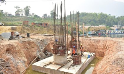 ເລີ່ມລົງມືກໍ່ສ້າງຂົວຂ້າມນ້ຳລີກຢູ່ເມືອງເຟືອງ ໃຫ້ສໍາເລັດພາຍໃນ 3 ປີ ລວມມູນຄ່າ 11 ຕື້ ກ່ວາກີບ
