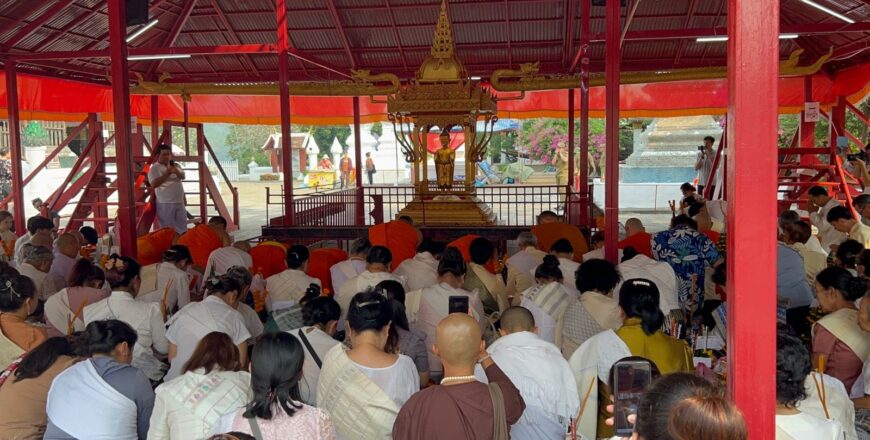 ຊາວນະຄອນຫລວງພະບາງ ອັງເຊີນອົງພະເຈົ້າໝ່ານລົງຫົດສົງ