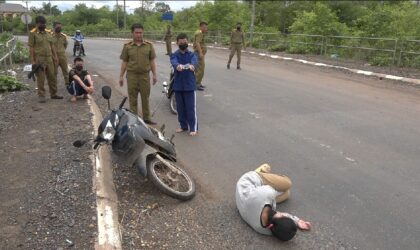ຈັບກຸ່ມແກ້ງຮ່ວມກັນປຸ້ນເອົາລົດຈັກ 4 ຄົນ ຢູ່ແຂວງສາລະວັນ ມາດຳເນີນຄະດີ
