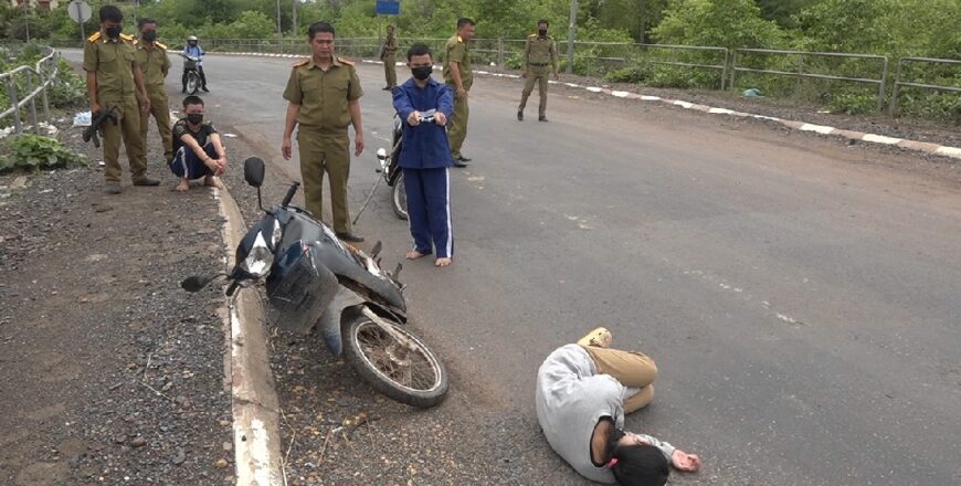 ຈັບກຸ່ມແກ້ງຮ່ວມກັນປຸ້ນເອົາລົດຈັກ 4 ຄົນ ຢູ່ແຂວງສາລະວັນ ມາດຳເນີນຄະດີ ຈັບກຸ່ມແກ້ງຮ່ວມກັນປຸ້ນເອົາລົດຈັກ 4 ຄົນ ຢູ່ແຂວງສາລະວັນ ມາດຳເນີນຄະດີ