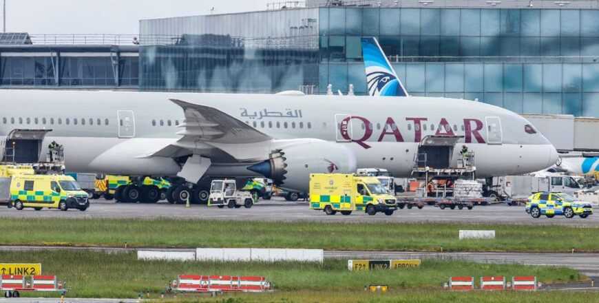 ເຮືອບິນ Qatar Airways ຕົກຫລຸມອາກາດ ມີຜູ້ບາດເຈັບ 12 ຄົນ ເຮືອບິນ Qatar Airways ຕົກຫລຸມອາກາດ ມີຜູ້ບາດເຈັບ 12 ຄົນ