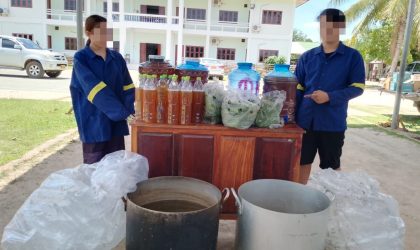 ກັກຕົວຜົວເມຍຄູ່ສ້າງຄູ່ສາ ຄ້າຂາຍນ້ຳກະທ່ອມ ພ້ອມຢຶດນ້ຳກະທ່ອມ 140 ລິດ