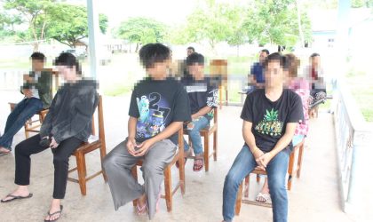 ປກສ ໄຊຍະບູລີ ສຶກສາອົບຮົມກຸ່ມໄວໜຸ່ມ 4 ຄົນ ມົ້ວສຸມດື່ມຄໍລາເຈນ ແລະ ສູບຢາສູບໄຟຟ້າ