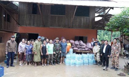 ຮອງເຈົ້າແຂວງຫລວງພະບາງ ເຄື່ອນໄຫວຢ້ຽມຢາມ ແລະ ມອບເຄື່ອງຊ່ວຍເຫລືອໃຫ້ຜູ້ປະສົບໄພນໍ້າຖ້ວມ
