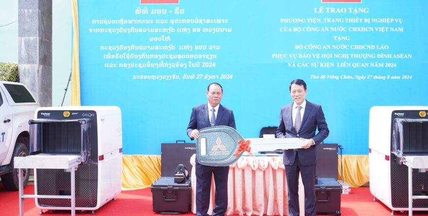 ກະຊວງ ປກສ ຫວຽດນາມ ມອບລົດໃຫຍ່ 5 ຄັນ ແລະ ອຸປະກອນ ໃຫ້ກະຊວງ ປກສ ລາວ ເພື່ອນຳໃຊ້ກອງປະຊຸມສຸດຍອດອາຊຽນ